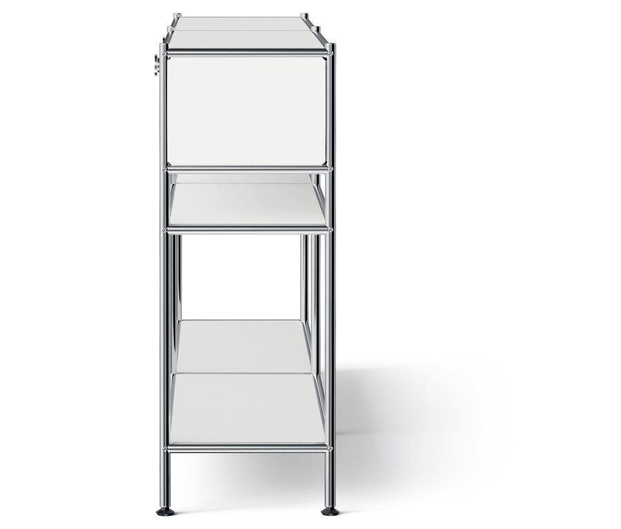 Chromová police se třemi bílými policemi.