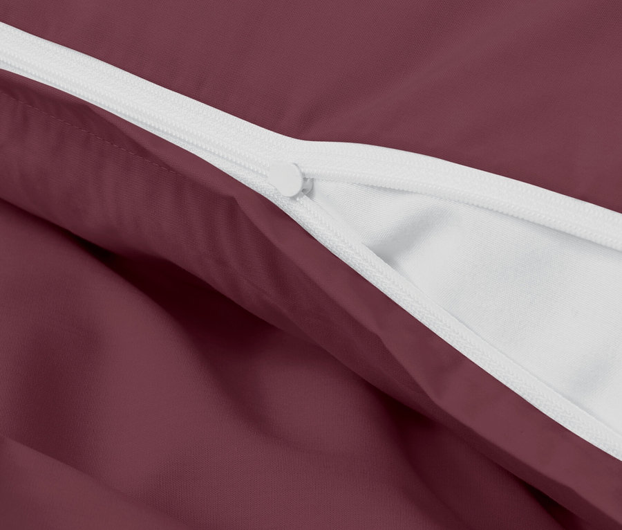 Detail bordó povlečení s bílým zipem.