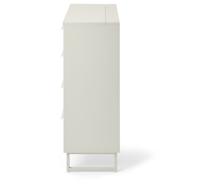 Bílý prádelník s úzkými zásuvkami a kovovýma nohama.