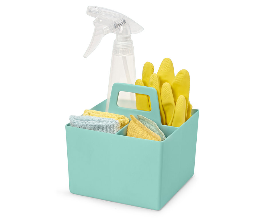 V úložném boxu světle modré barvy je sprej, žluté gumové rukavice a hadry.