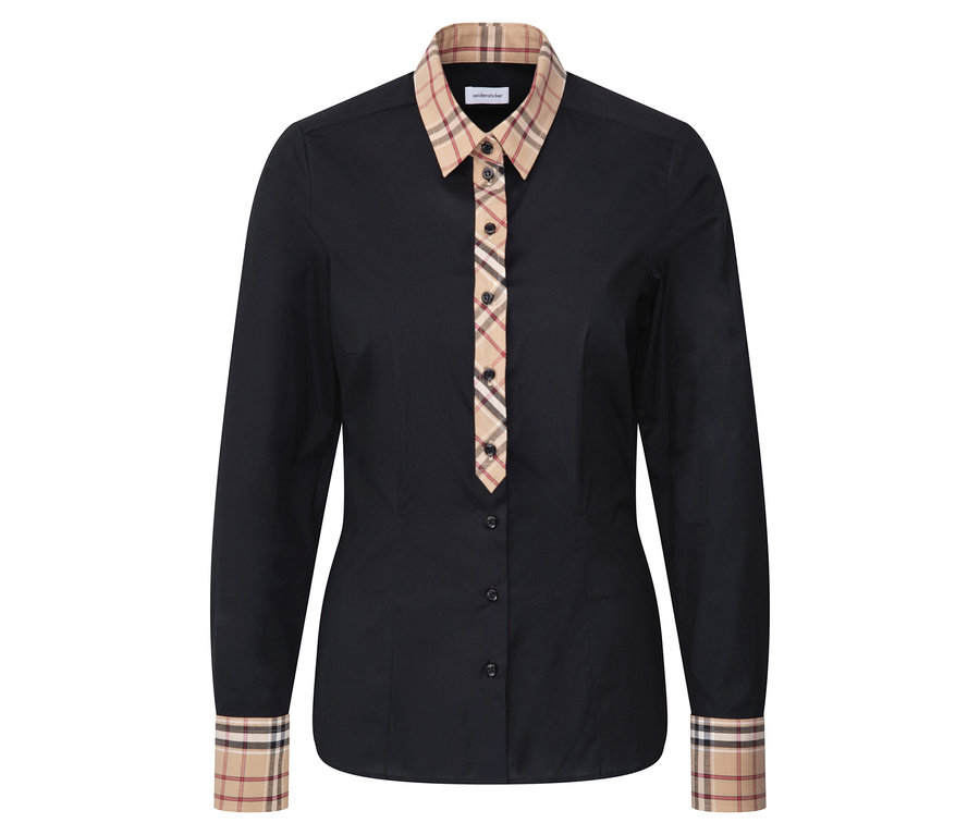 Černá košile s dlouhými rukávy má límec a manžety s kostkovaným vzorem.