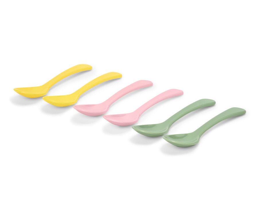 Na bílém pozadí leží v řadě šest lžic v barvách žluté, růžové a zelené.