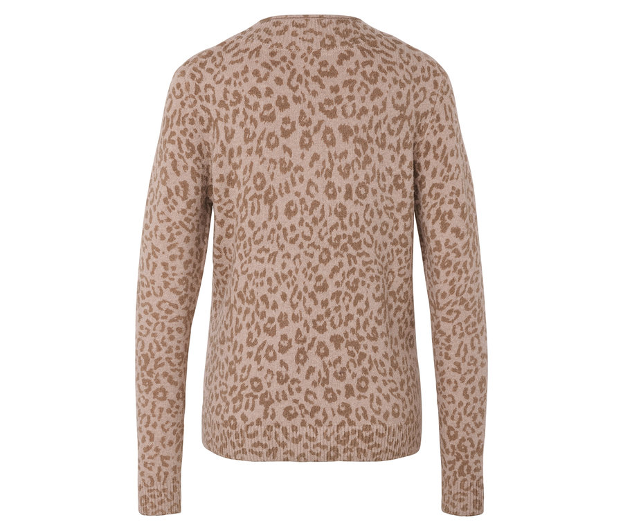 Pohled zezadu na béžový svetr s leopardím vzorem.