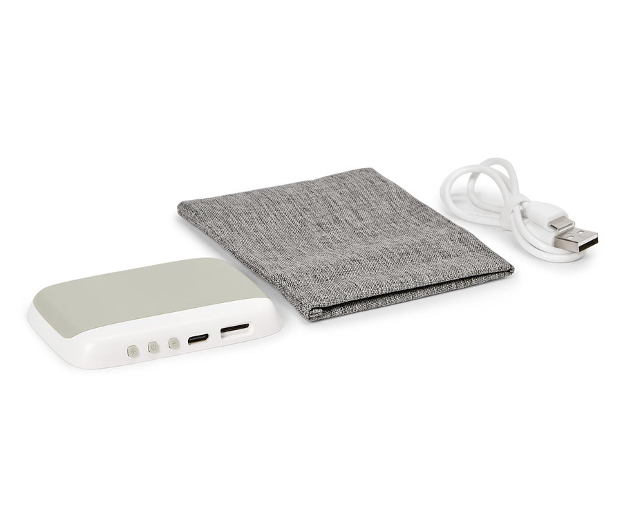 Šedá power banka, šedé pouzdro a bílý USB kabel leží na bílém pozadí.