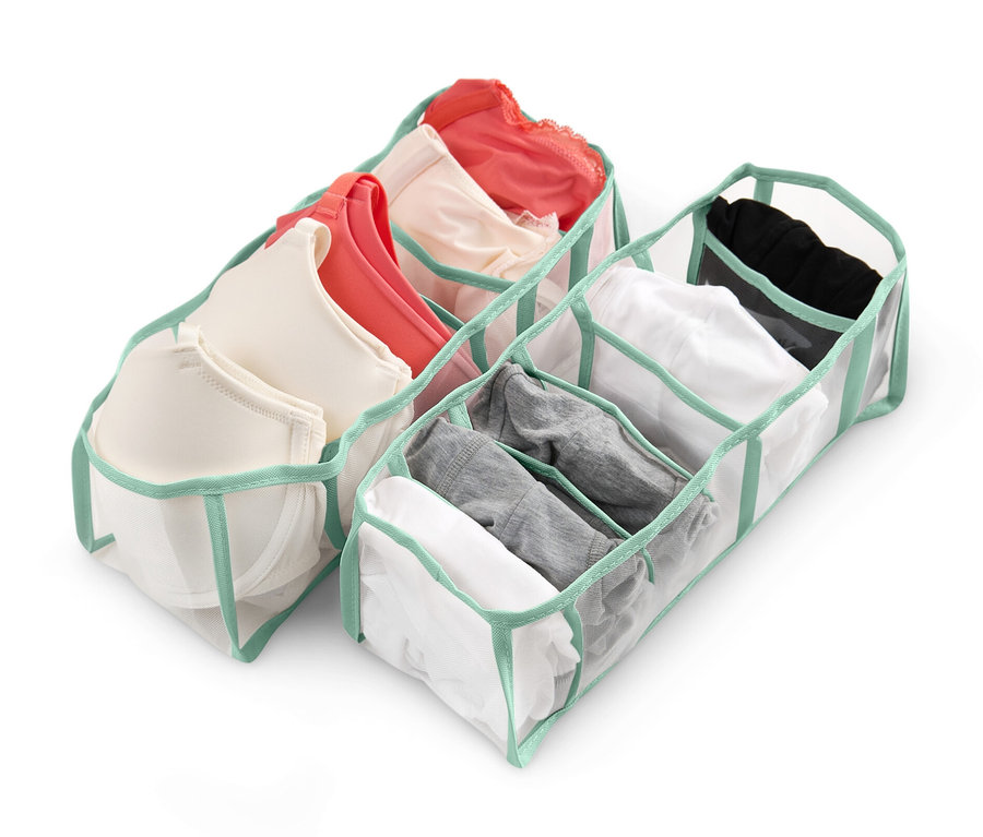 Dva organizéry do šatních skříní s oblečením na bílém pozadí.