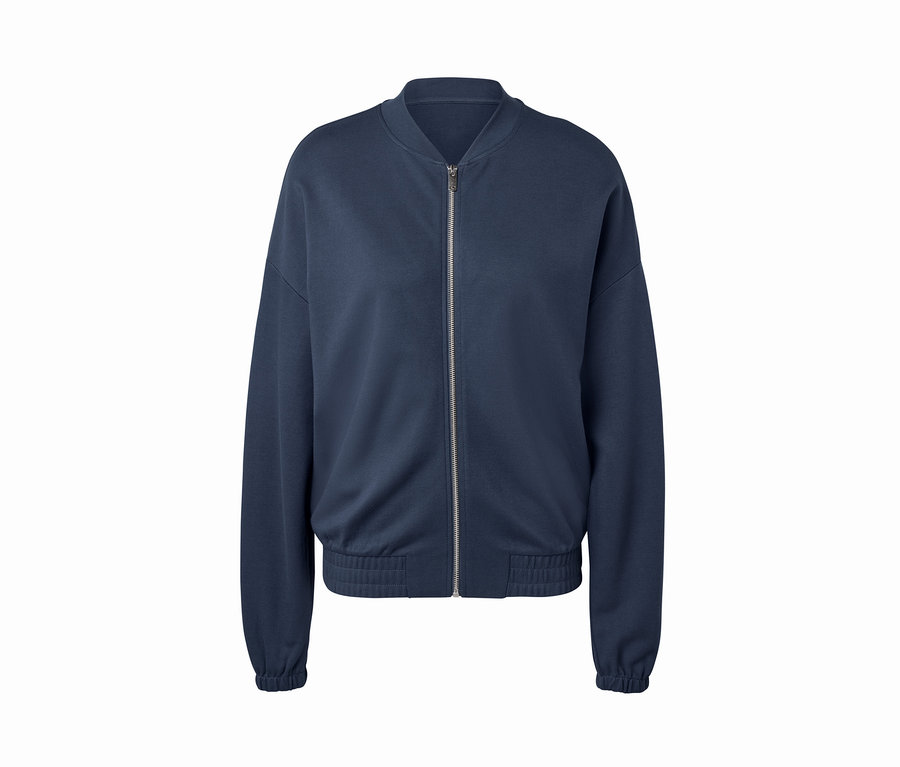 Tmavě modrá mikina se zipem uprostřed.