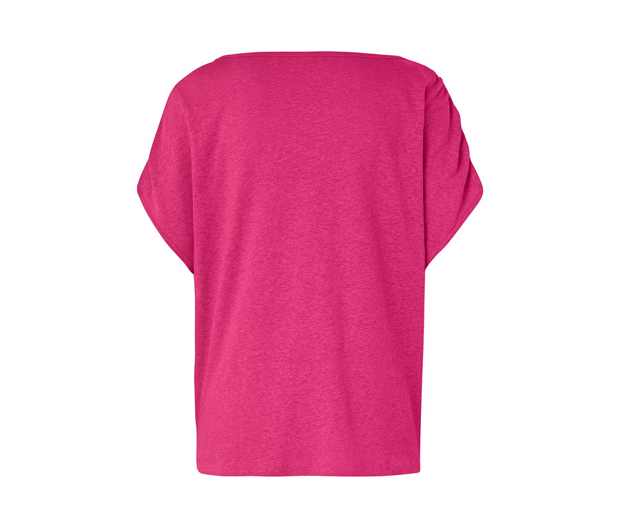 Detail růžového trika ze směsi lnu.