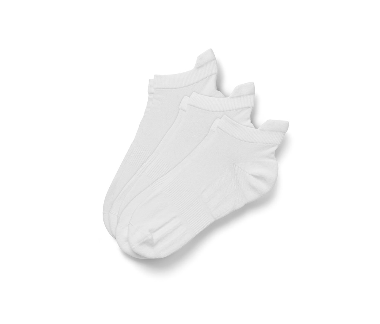 Na obrázku jsou tři páry bílých sportovních ponožek.