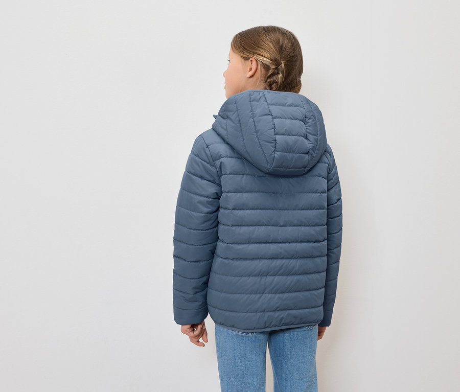 Dívka zády, má na sobě modrou péřovou bundu s kapucí a modré džíny.