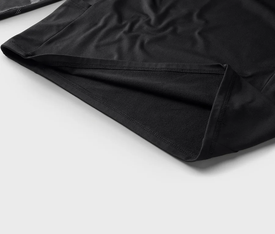 Detail černého materiálu s viditelným švem a vnitřní stranou.