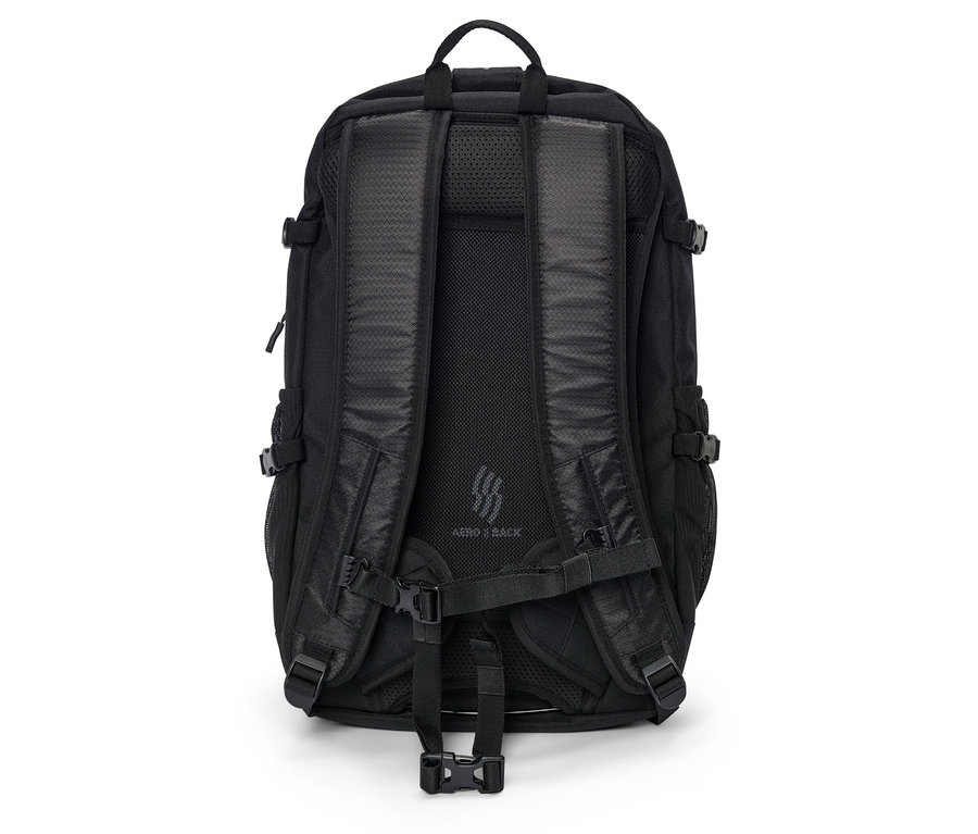 Černý batoh zezadu.