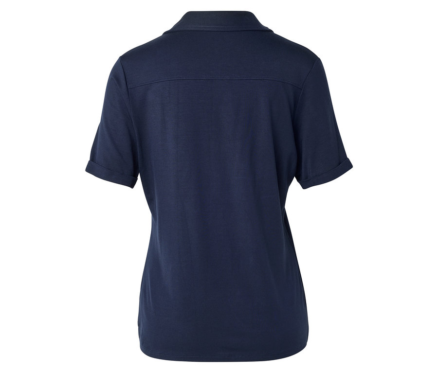 Pohled zezadu na tmavě modré polo tričko s krátkým rukávem.