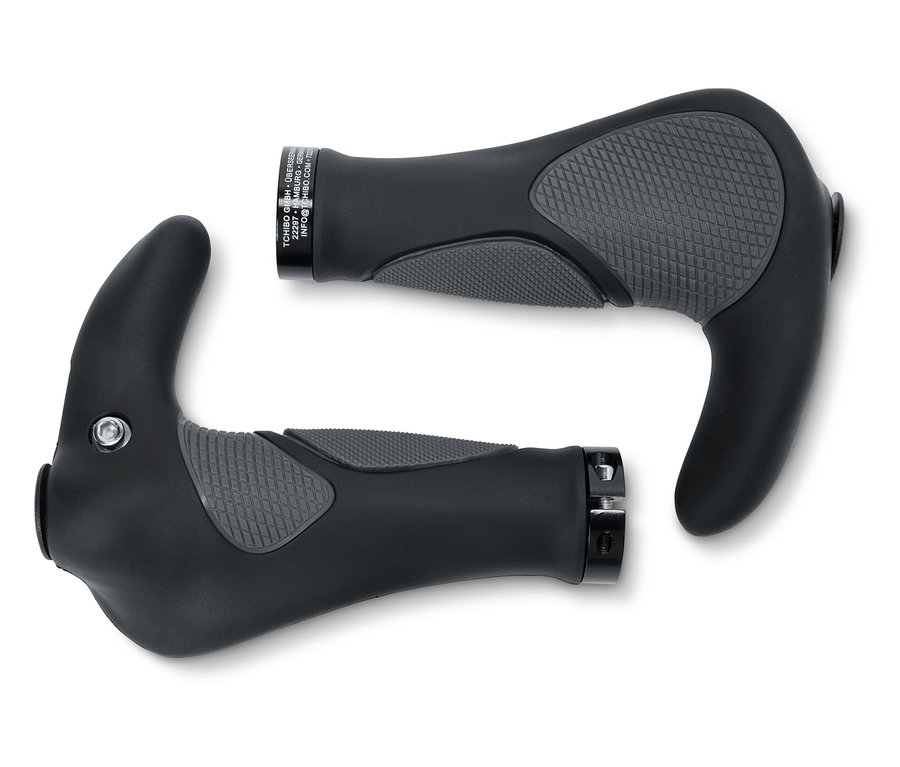 Dvě rukojeti na řídítka jízdního kola leží na bílém pozadí.