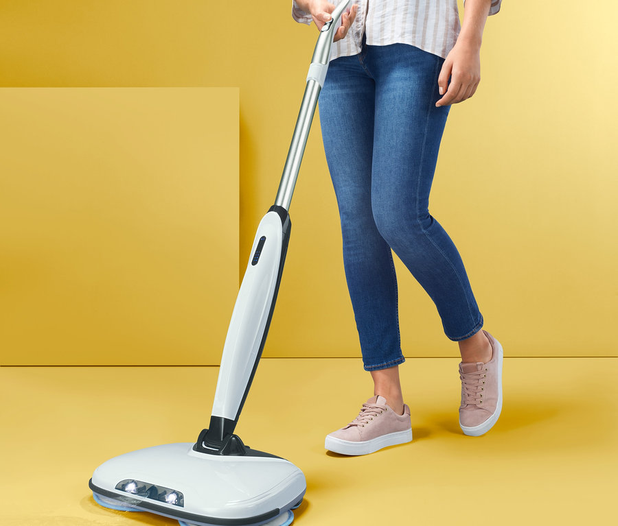 Žena používá elektrický mop na podlahu.
