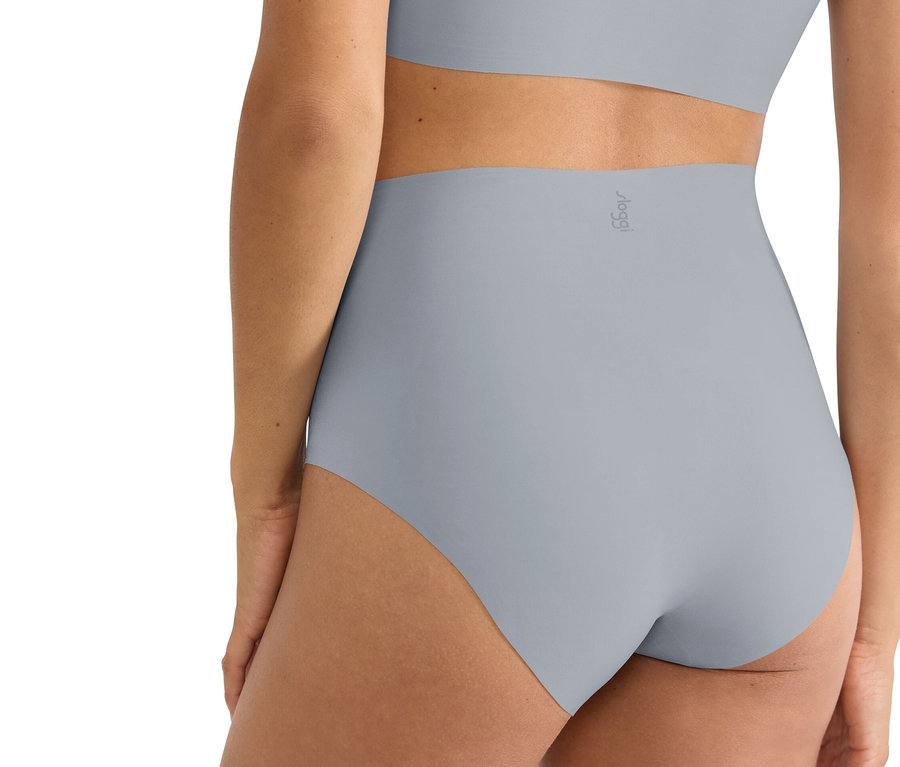 Pohled zezadu na ženu v šedých kalhotkách s vysokým pasem a odpovídající šedé braletce.