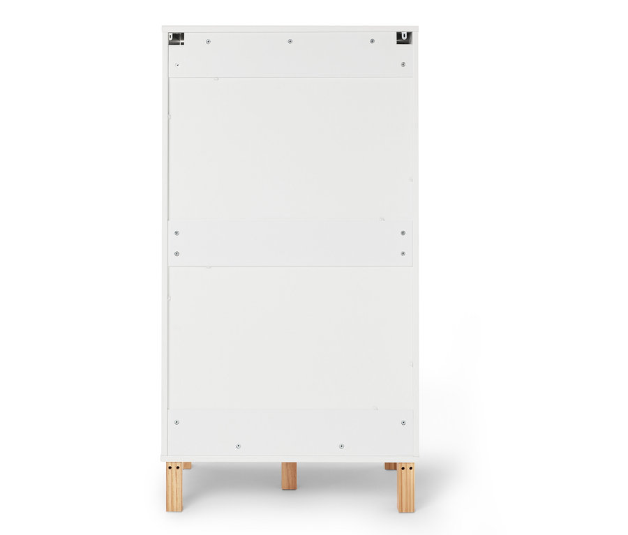 Pohled zezadu na bílou skříňku s dřevěnýma nohama.