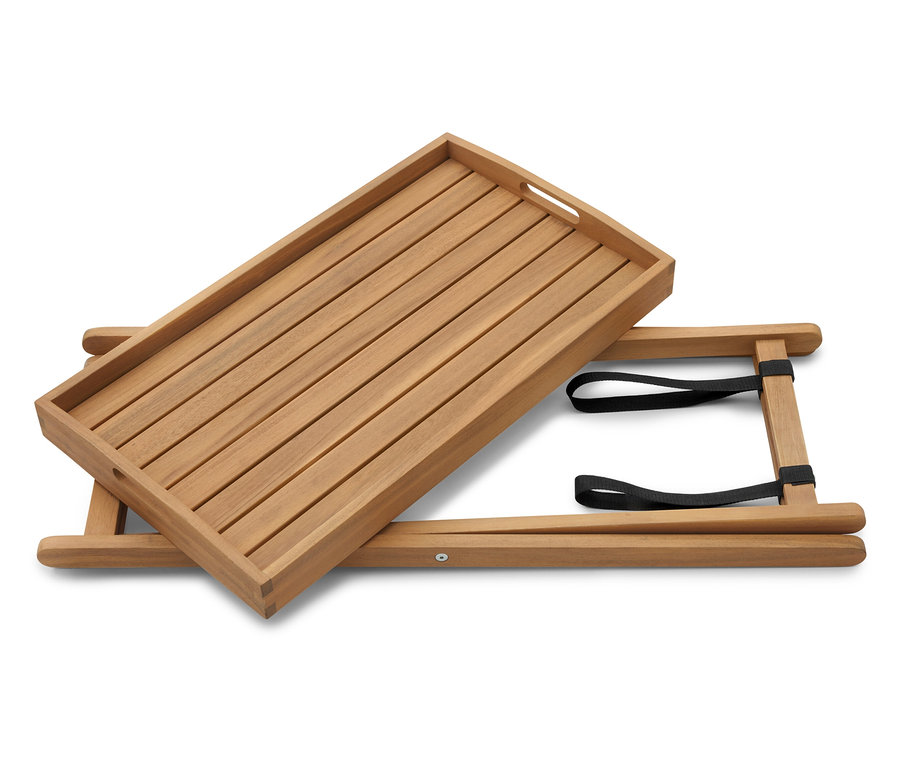 Dřevěný podnos leží na složeném dřevěném stojanu na podnos.