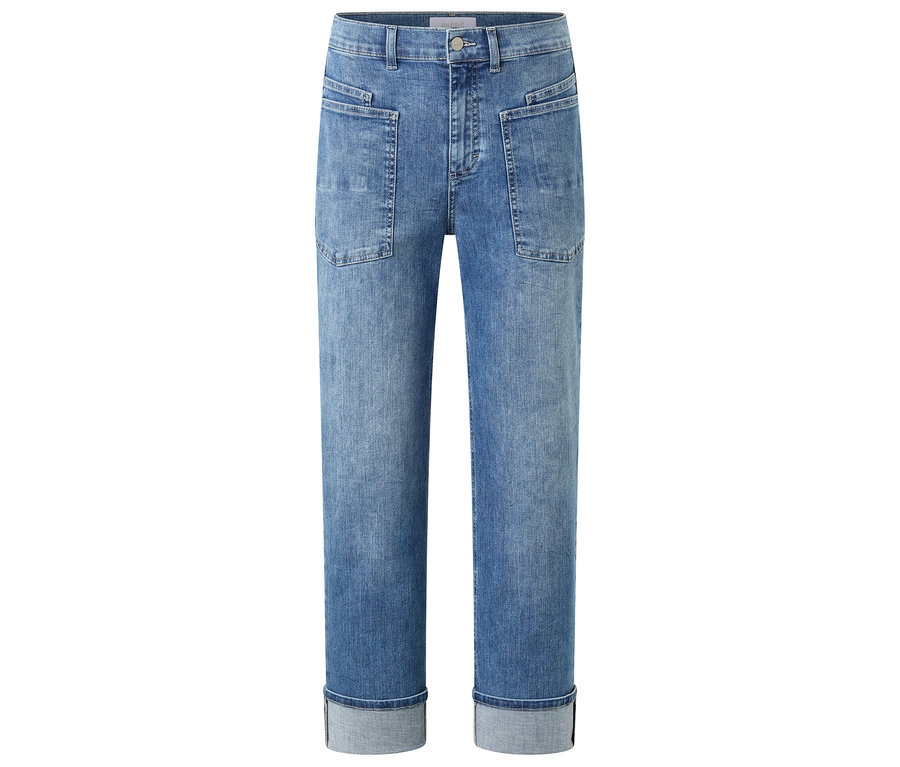 Světle modré džíny s ohrnutými lemy a našitými kapsami.