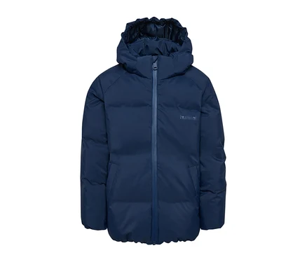 Modrá bunda hummel® HMLJR All Weather Puffer Jacket s kapucí a zipem, s logem hummel® na pravé hrudi.