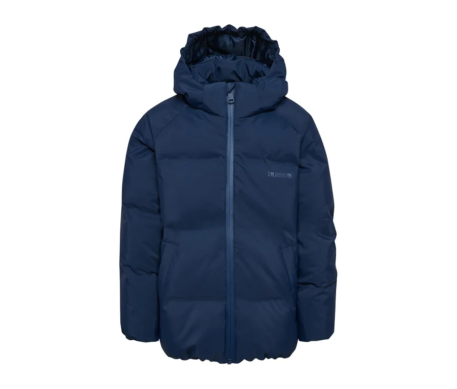 Modrá bunda hummel® HMLJR All Weather Puffer Jacket s kapucí a zipem, s logem hummel® na pravé hrudi.