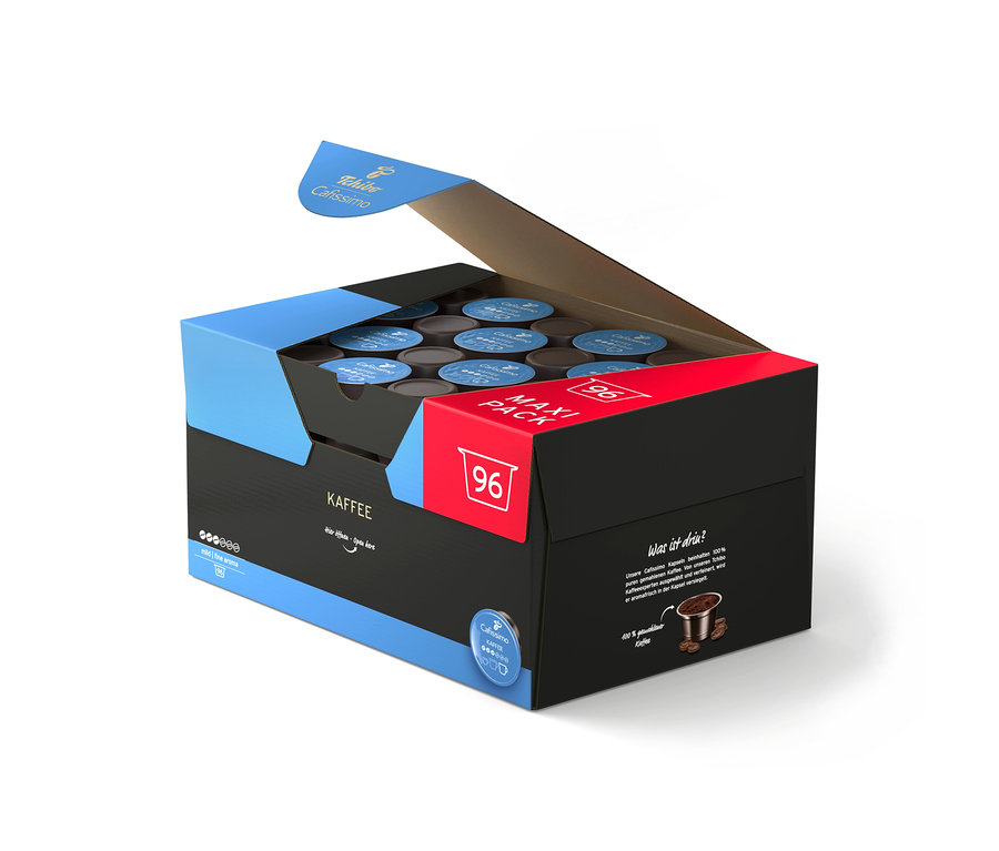 Otevřená černá krabice Tchibo Cafissimo Maxi Pack s 96 jemnými kávovými kapslemi v modro-hnědé barvě.