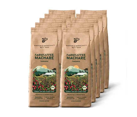 Deset hnědých balení zrnkové kávy Farmkaffee Machare z Tanzanie, s grafikou kávové plantáže.