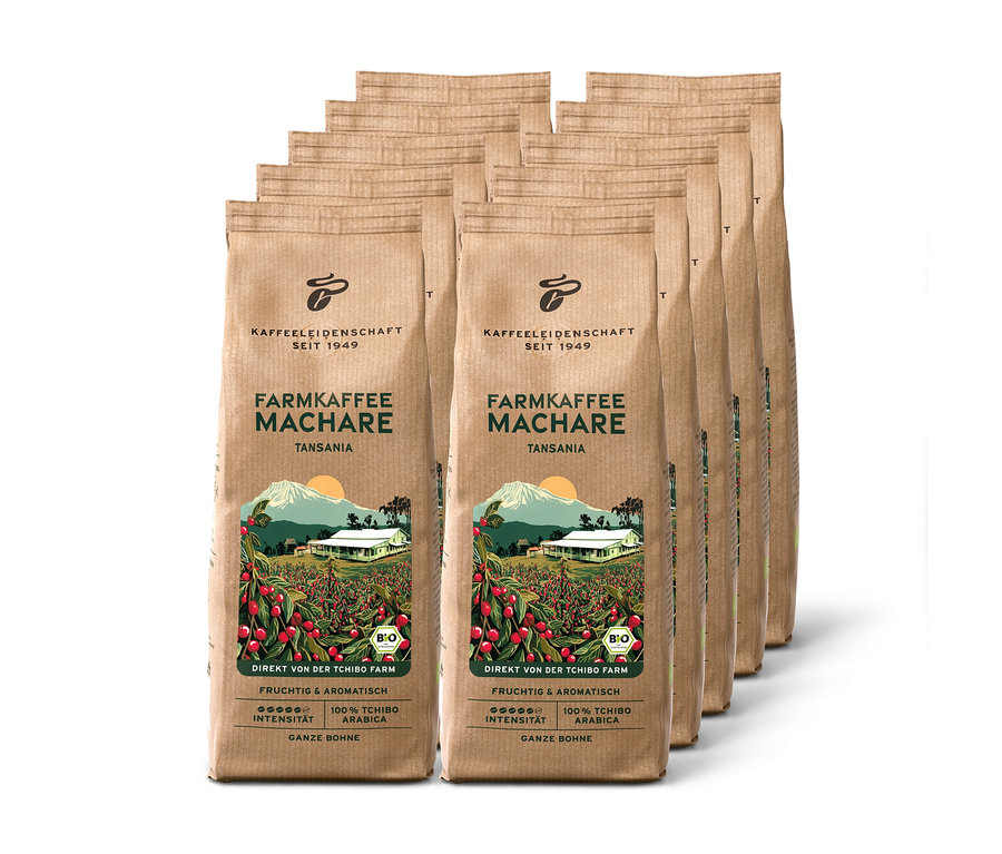 Deset hnědých balení zrnkové kávy Farmkaffee Machare z Tanzanie, s grafikou kávové plantáže.