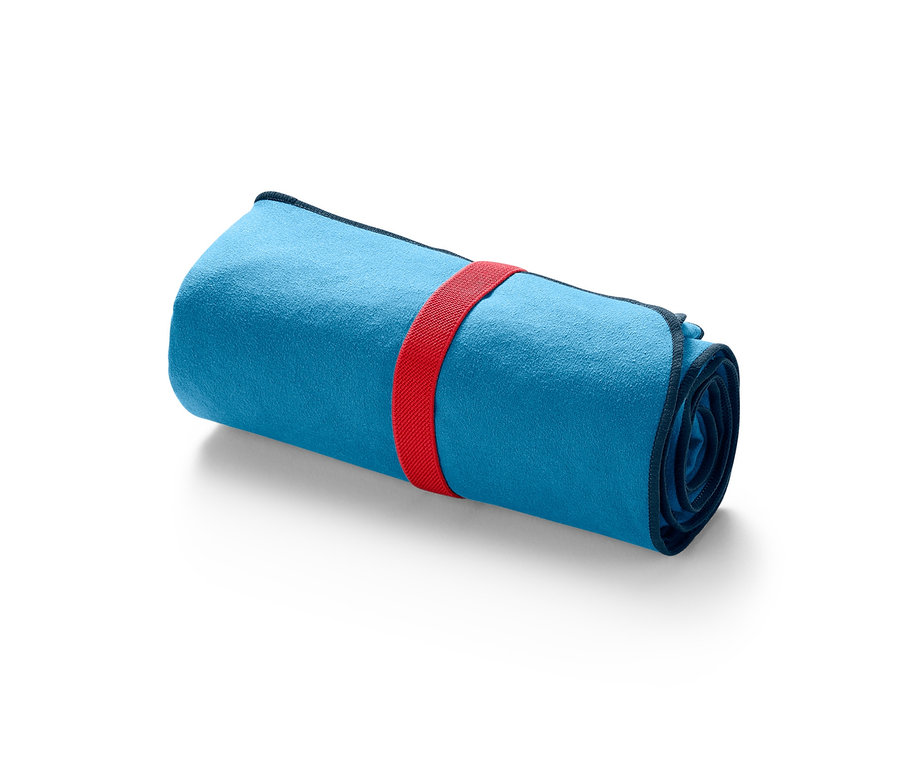 Modrá srolovaná osuška z mikrovlákna s červeným popruhem.