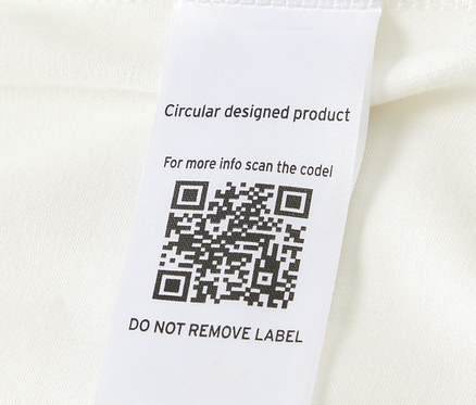 Detail rostoucího body pro miminka s QR kódem na štítku.