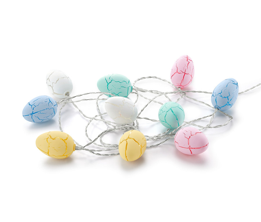 Světelný řetěz s LED s dekoracemi ve tvaru barevných kraslic.