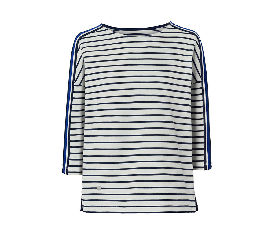 Pruhovaná mikina s netopýřími rukávy.