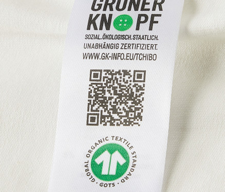Detail štítku s logem a certifikací organické bavlny na rostoucím body pro miminka, 5 ks.