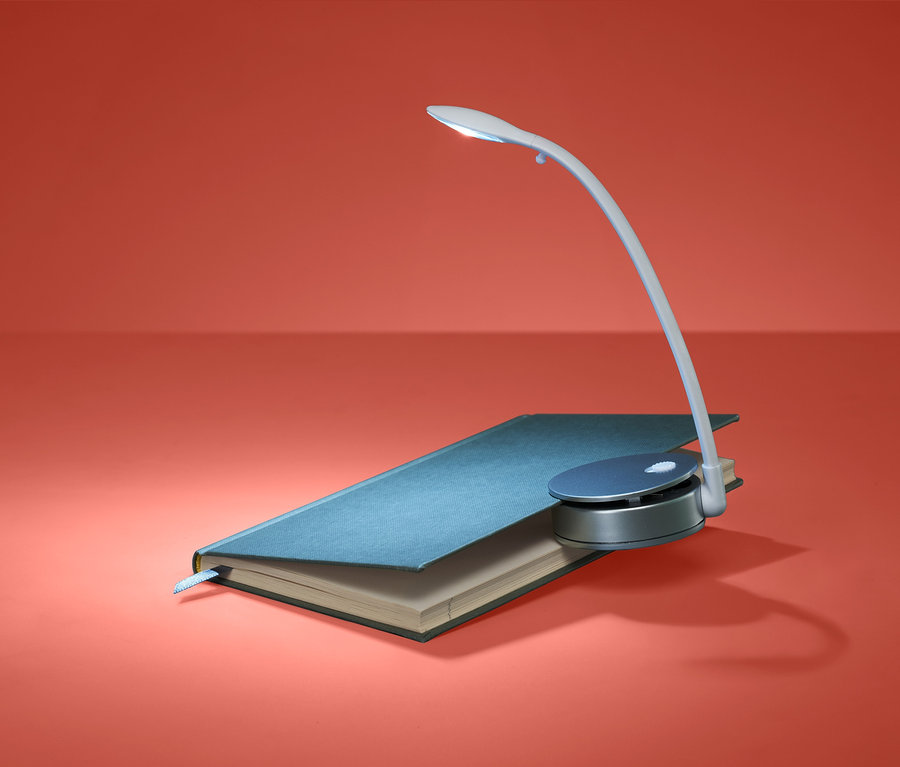 Modrá kniha s LED lampičkou na čtení.