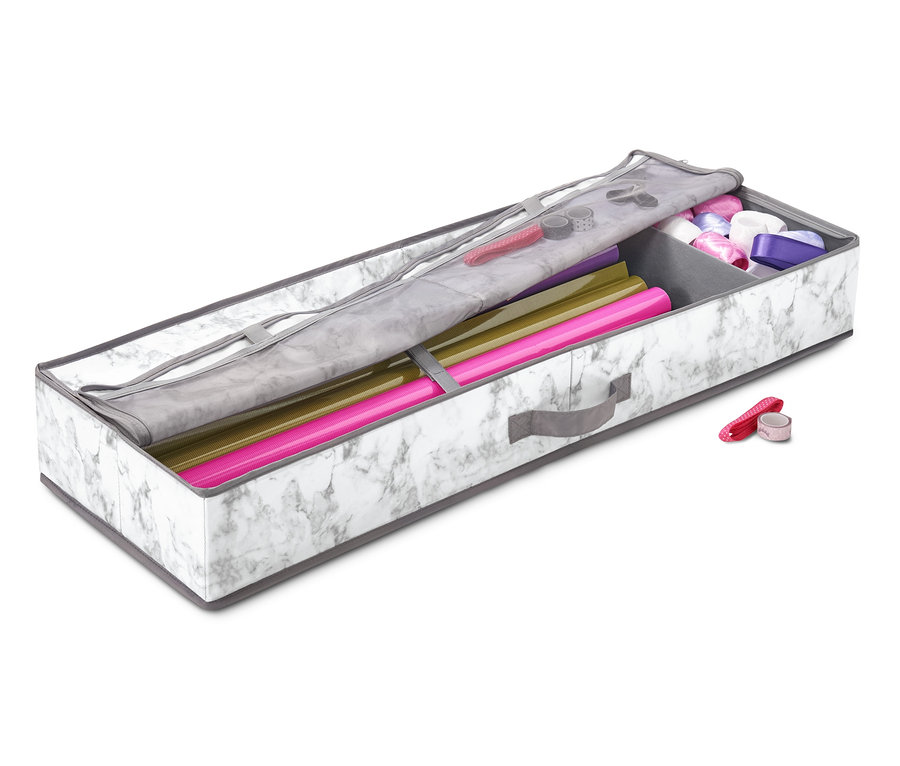 Otevřený úložný box na dárkový papír s mramorovým vzorem, který obsahuje role papíru a stuhy.