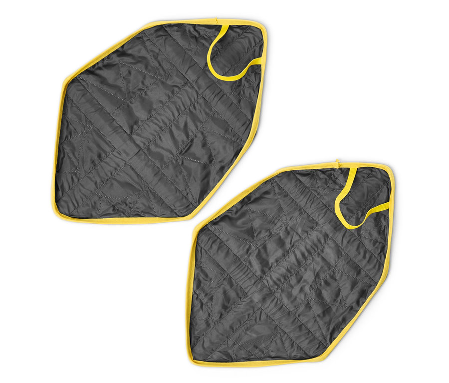 Dva černé návleky na boty s žlutým lemováním na bílém pozadí.