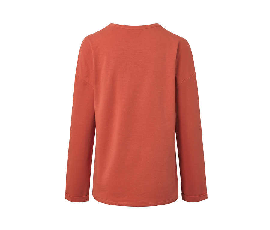 Zadní pohled na oranžovou mikinu se 3/4 rukávy.