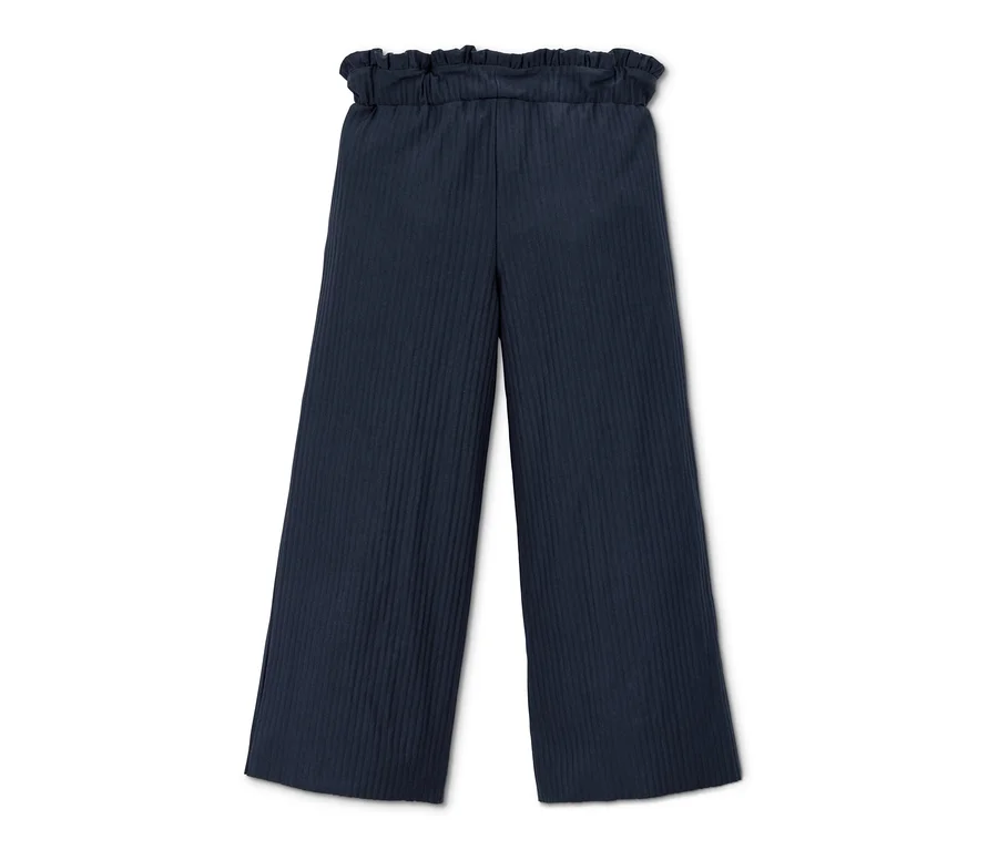Tmavě modré plisované kalhoty culotte s recyklovaného materiálu na bílém pozadí.
