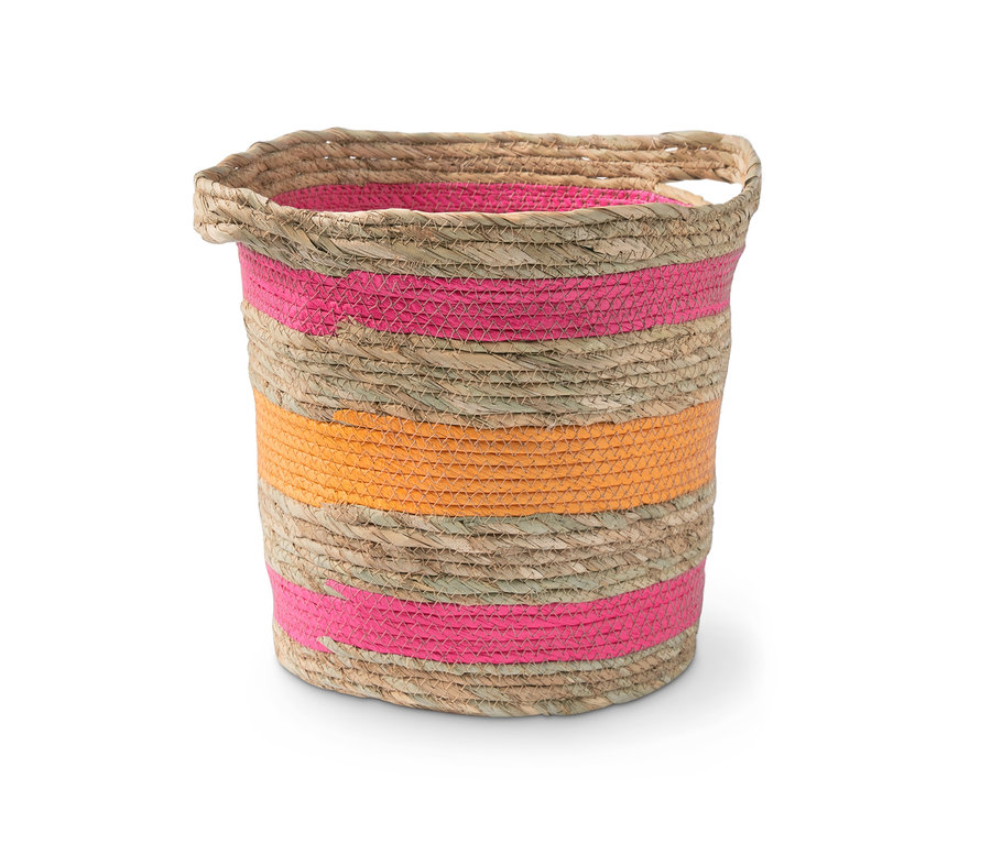 Proutěný dekorační košík s růžovými a oranžovými pruhy.
