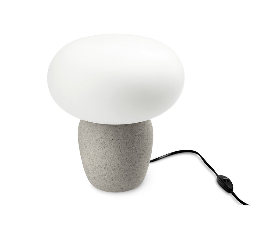 Stolní lampa se skleněným stínítkem na bílém pozadí.