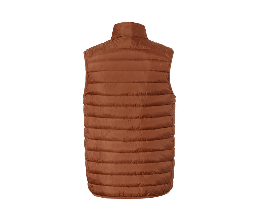 Detail zadní strany prošívané vesty koňakové barvy.