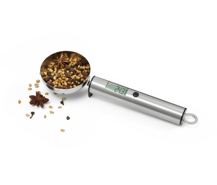 Digitální váha ve tvaru lžíce plná koření.