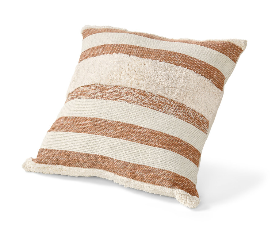 Dekorační polštář s béžovými a hnědými pruhy.