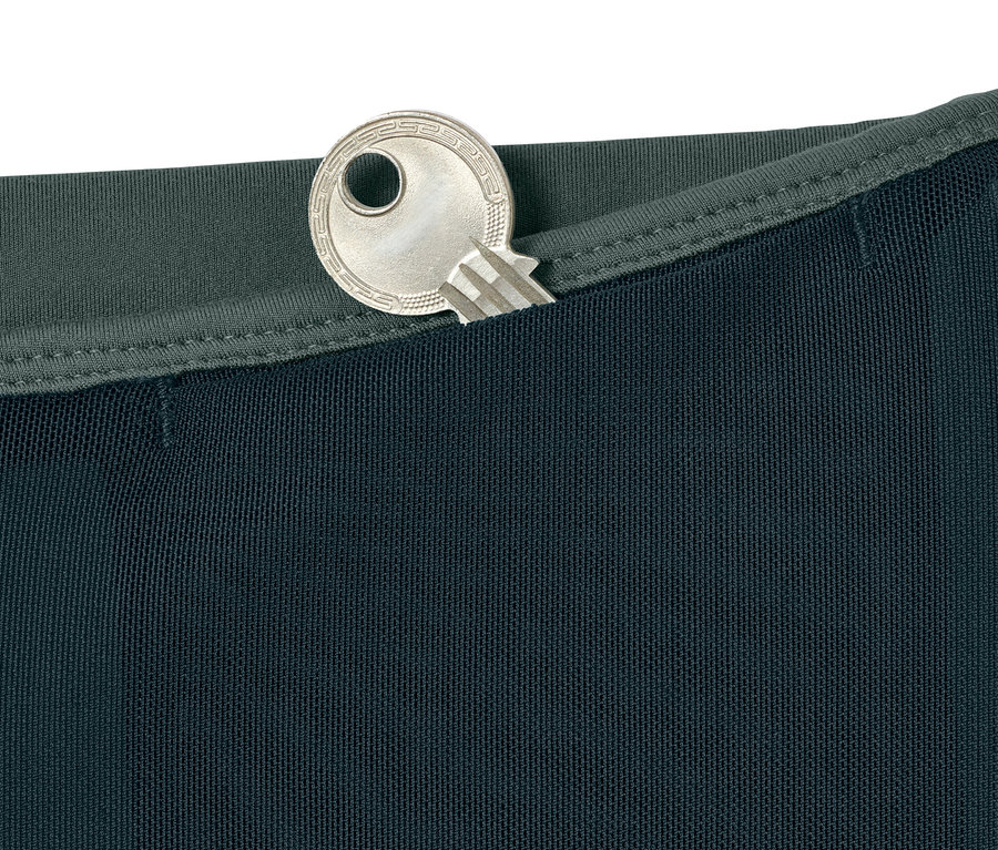 Detail stahovacích sportovních legín s klíčem v kapse.