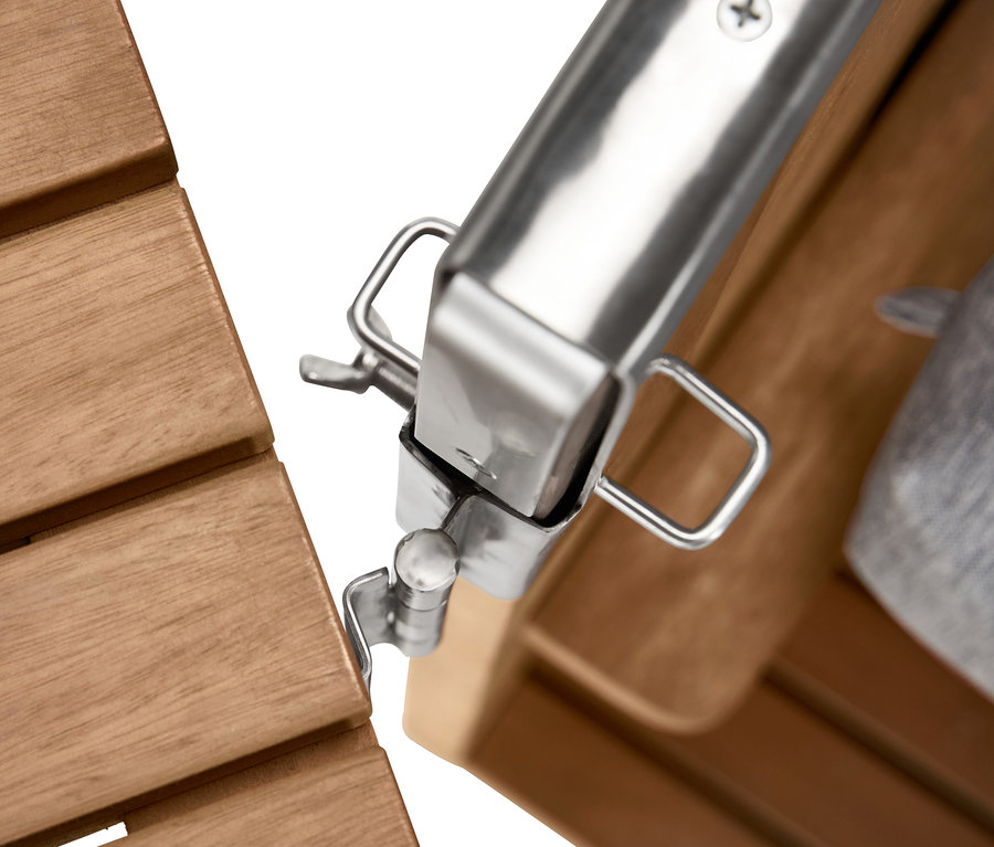 Detail prémiového plážového koše XXL se 2 sklopnými stolky, ukazující mechanismus upevnění stolku.