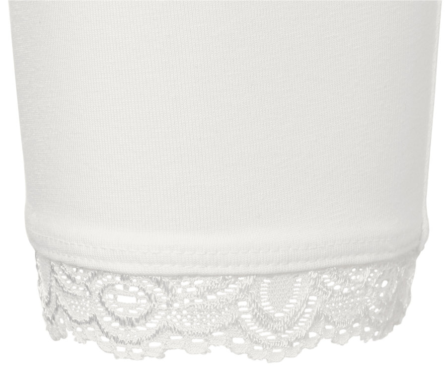 Detail bílých 3/4 legín s krajkovým lemem.