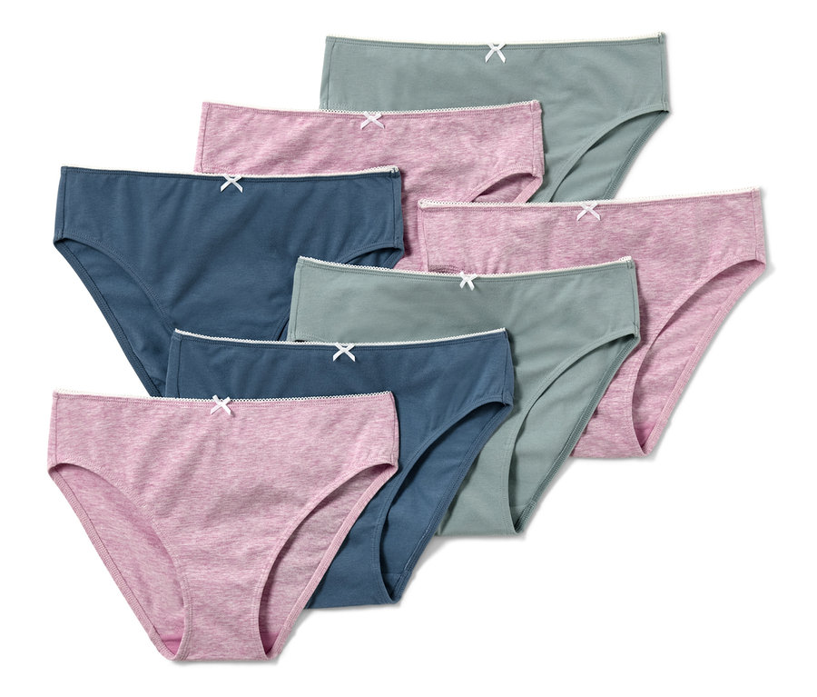 Sedm dívčích kalhotek různých barev.