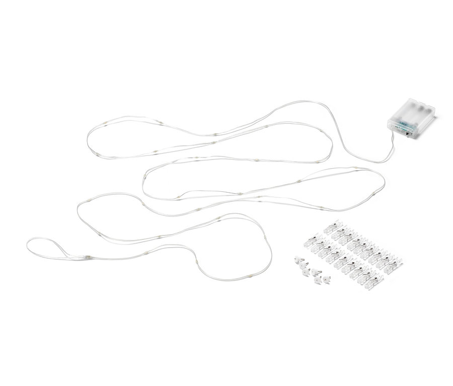 LED světelný řetěz se svorkami na bílém pozadí.