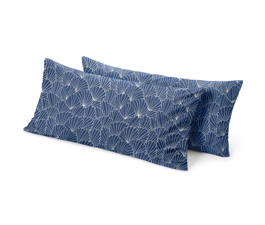 Dva modré povlaky na polštáře z mikrovlákna s bílým vzorem, cca 80 x 40 cm.