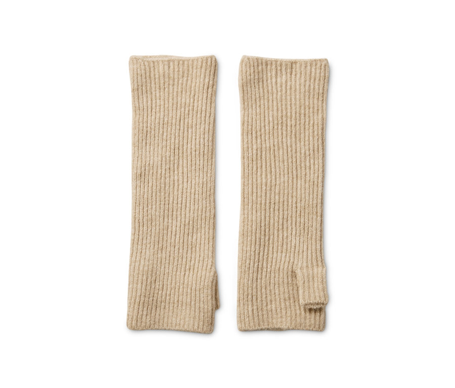 Dva béžové návleky na ruce ze žebrované pleteniny.