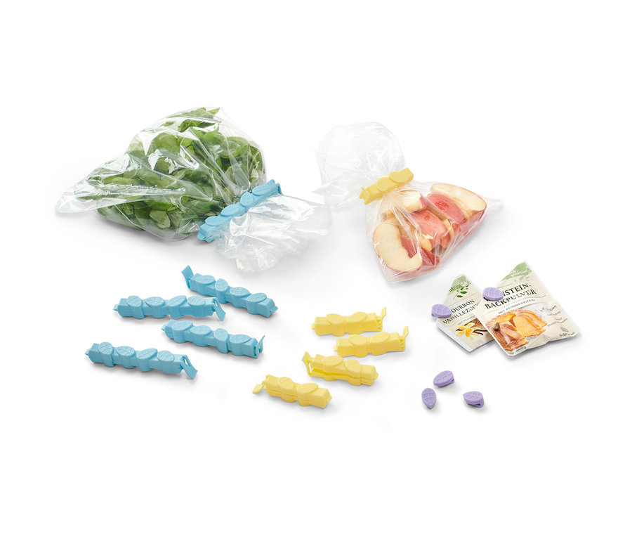 Zavřené sáčky s bylinkami a broskvemi. V popřední jsou modré a žluté Svorky pro zachování aromatu, 15 ks.